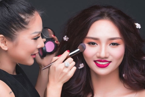 Dịch vụ make up chuyên nghiệp tại nhà Đắk Lắk 